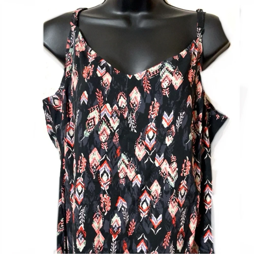 🆕🦋TORRID Feather Print Top🦋 - Picture 2 of 12